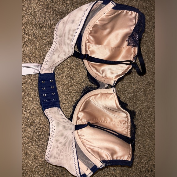 Victoria Secret Bra Lined Plunge - Picture 2 of 3